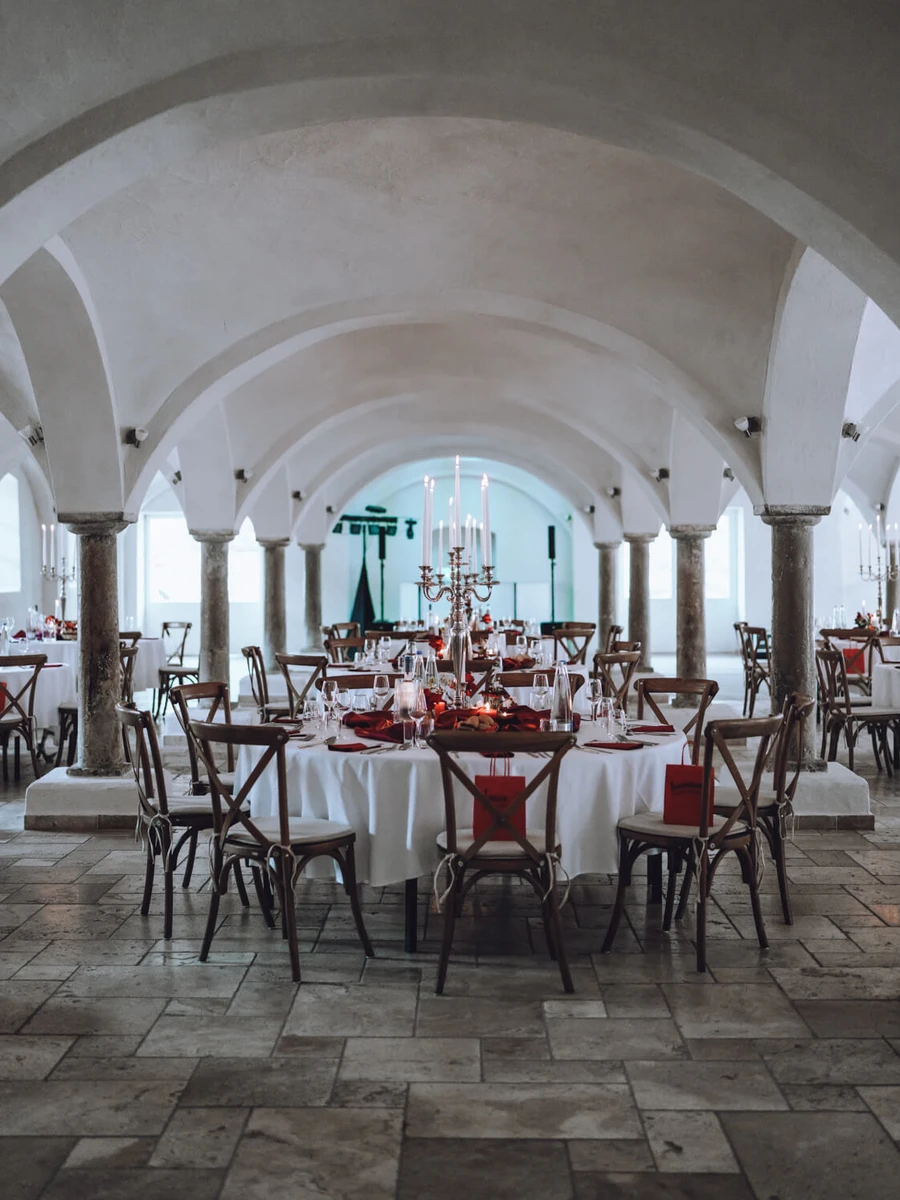 Festlich gedeckte Tisch im Gewölbesaal von Schloss Pörnbach